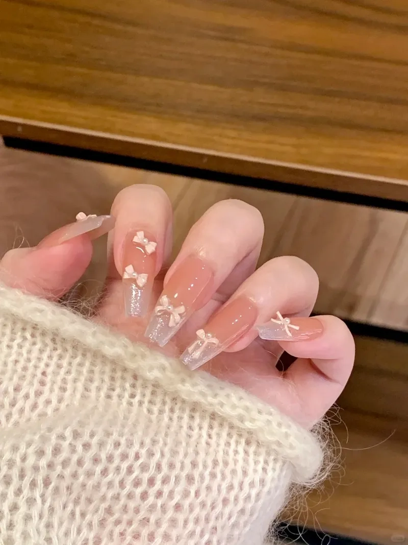 Thể hiện sự duyên dáng cùng móng gắn nơ độc đáo