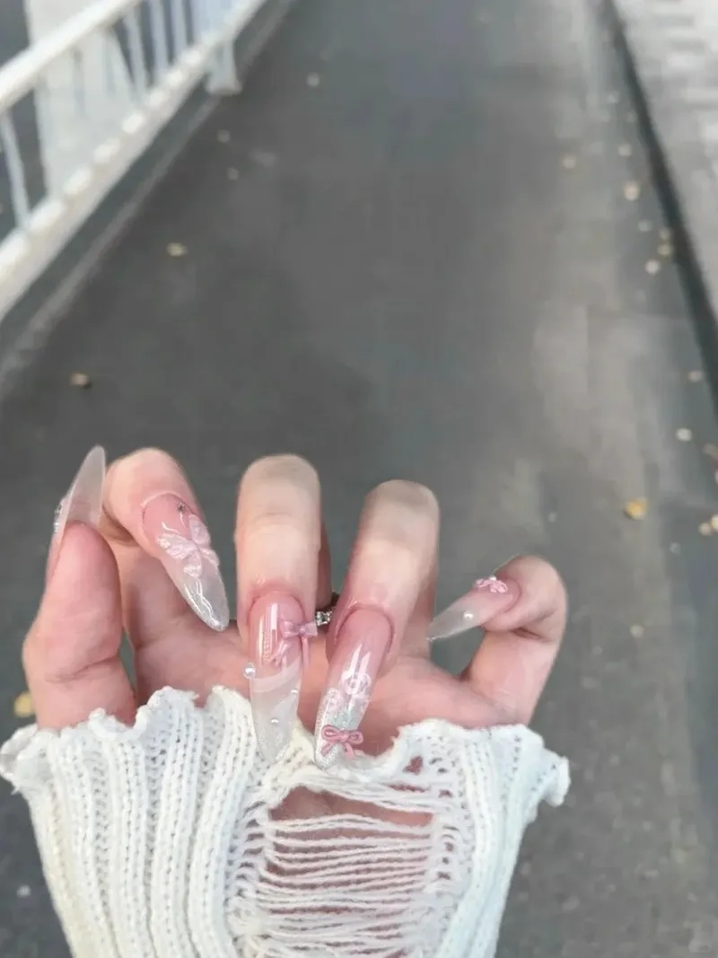 Điểm nhấn ngọt ngào từ móng tay đính nơ thu hút