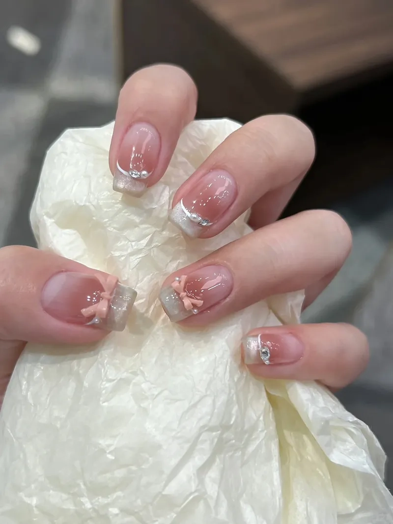 Nổi bật với thiết kế sang trọng của mẫu nail đính charm nơ