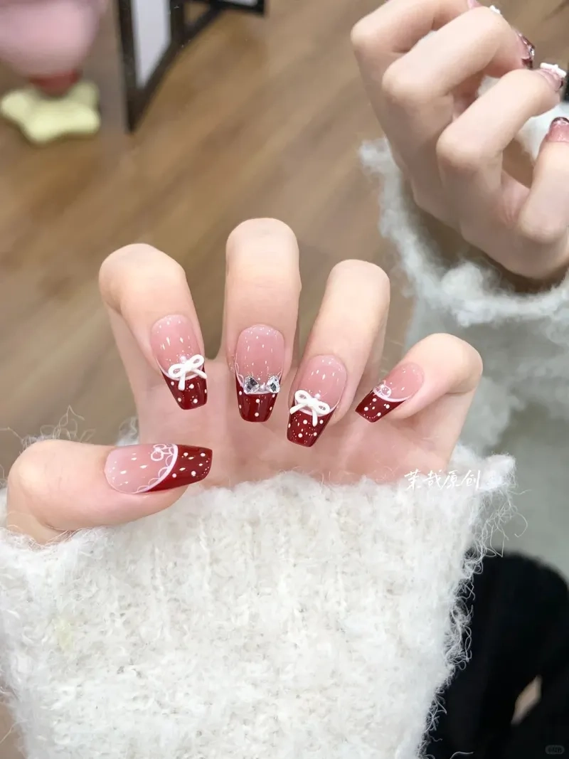 Lấp lánh đẳng cấp với mẫu nail đính đá nơ thu hút