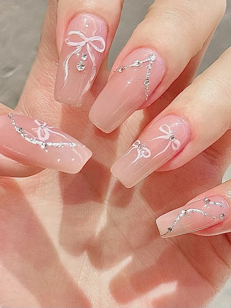 Sành điệu phá cách với nail đính charm nơ thu hút