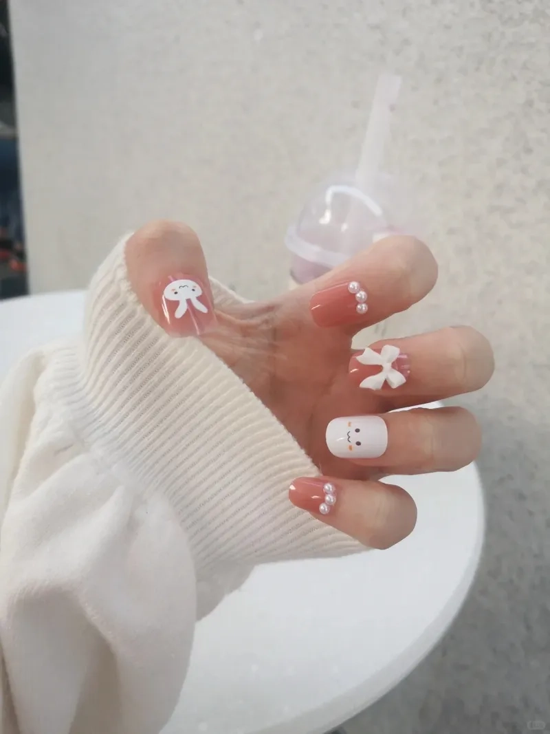 Điểm nhấn tinh tế với nơ gắn móng xinh xắn