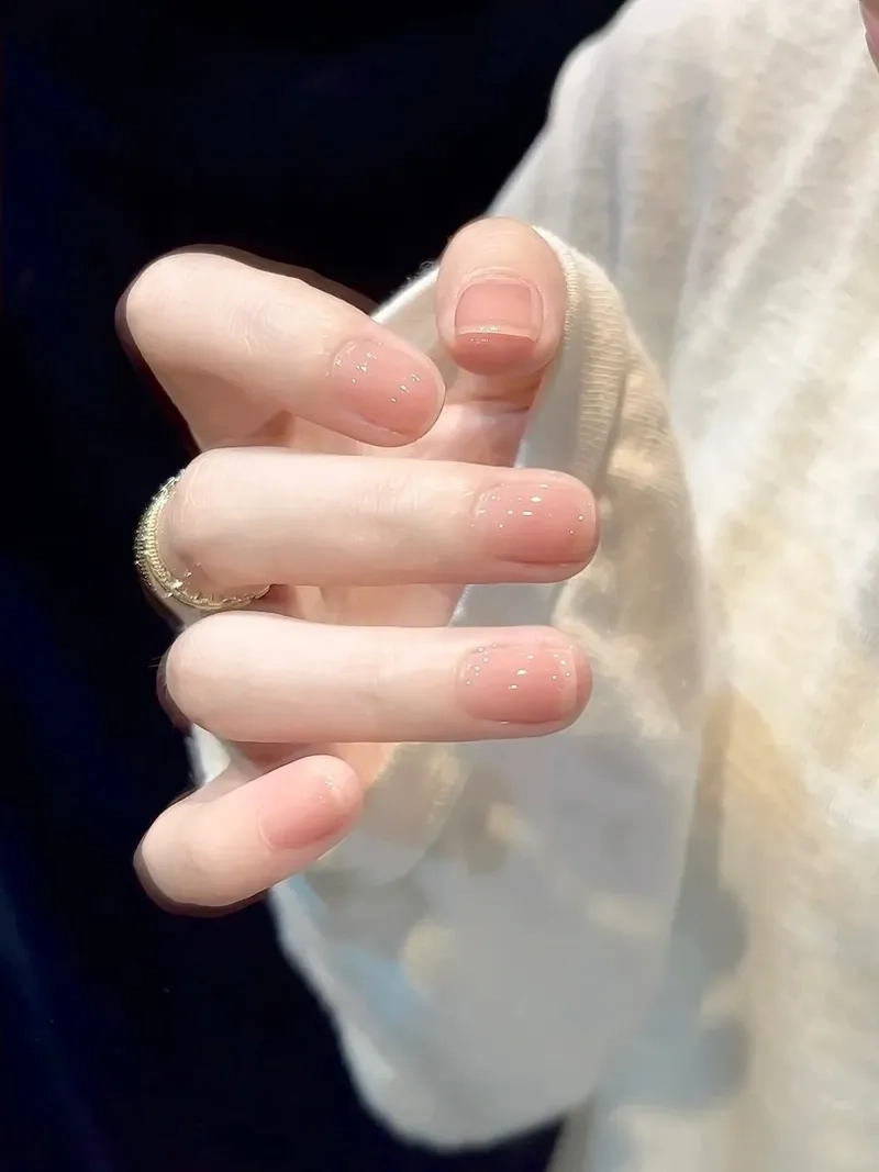 Nhẹ nhàng mà sang trọng với mẫu móng đơn giản đẹp