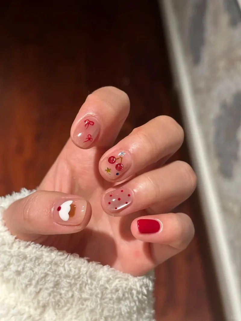 Thỏa sức tạo kiểu cùng làm móng tay noel sành điệu