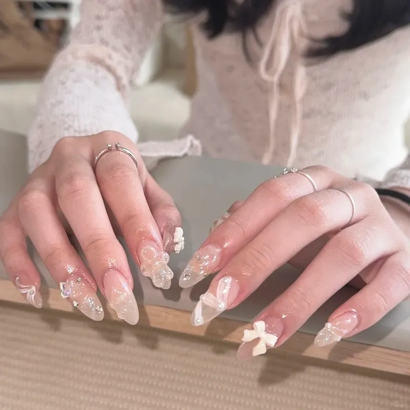 Tươi tắn với màu sơn móng noel đặc trưng không thể bỏ lỡ