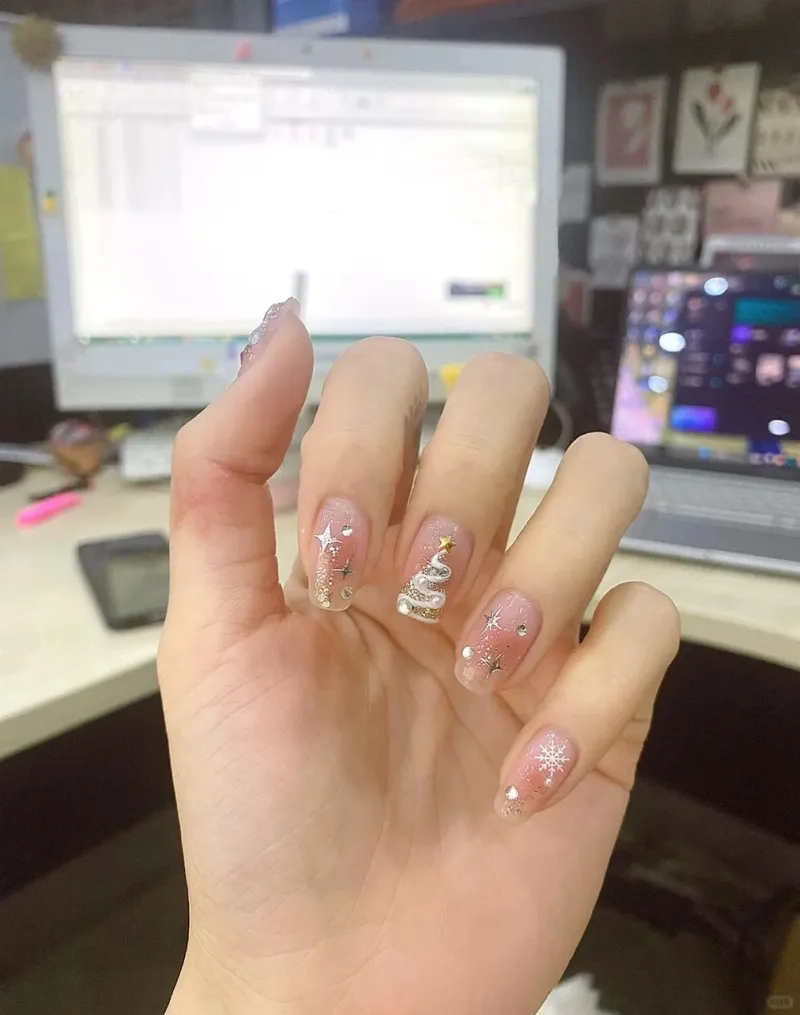 Xinh xắn và nổi bật cùng mẫu móng tay giáng sinh