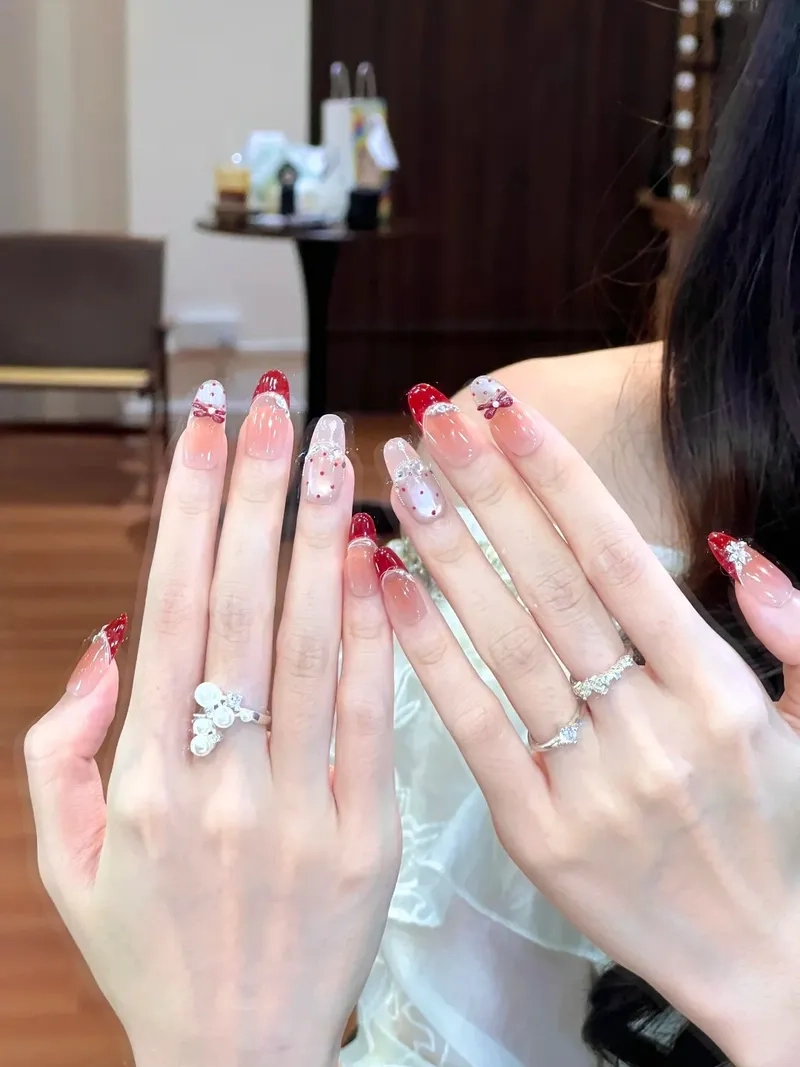 Rạng rỡ hơn với mẫu móng tay noel đẹp xinh xắn