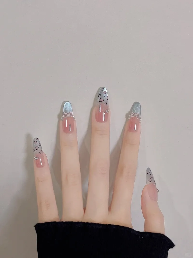 Lấp lánh hơn với nail đính đá hàn quốc sang trọng