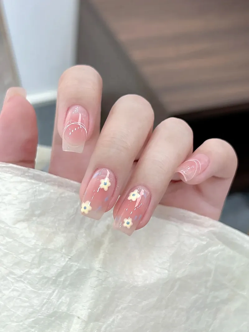 Tỏa sáng nhẹ nhàng với mẫu hoa móng tay đẹp và tinh tế