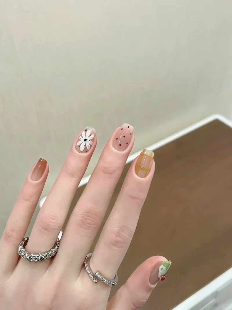 Trẻ trung với mẫu hoa nail đa dạng phong cách