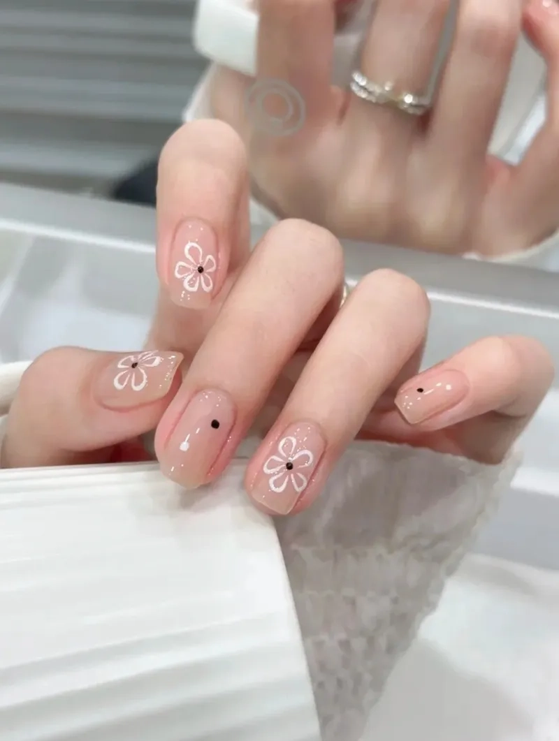 Tự tin nổi bật cùng mẫu hoa nail đơn giản