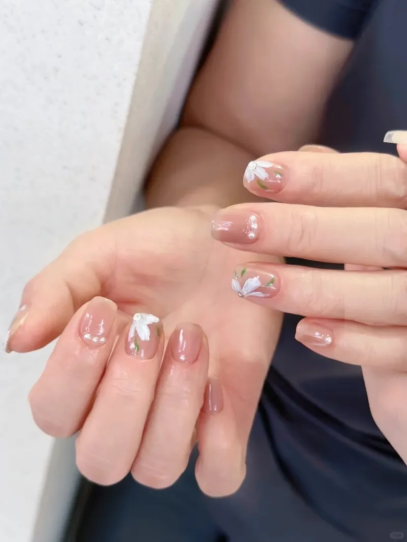 Tinh tế với hoa nail đơn giản cho nàng yêu thích sự nhẹ nhàng