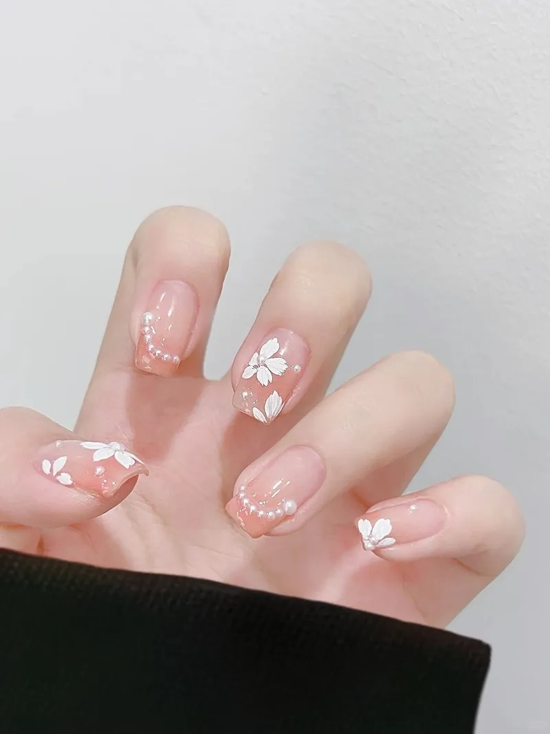 Đẹp nhẹ nhàng với mẫu hoa bột nail tinh tế