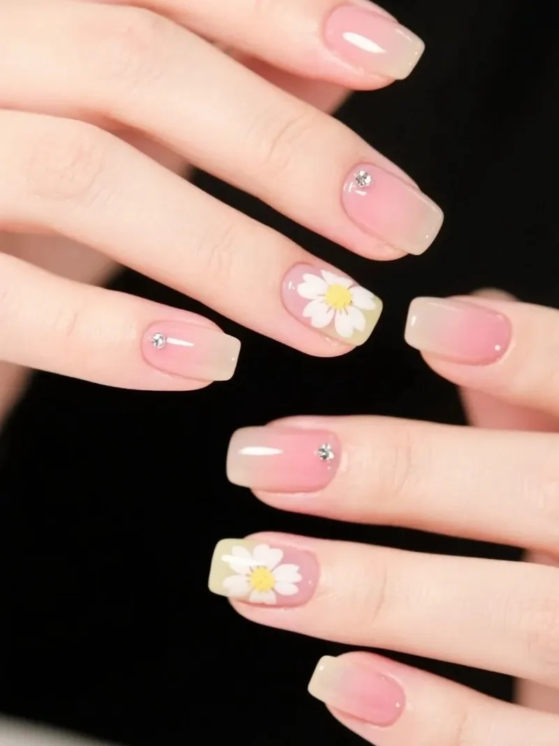 Sành điệu với các mẫu nail hoa cúc đa dạng