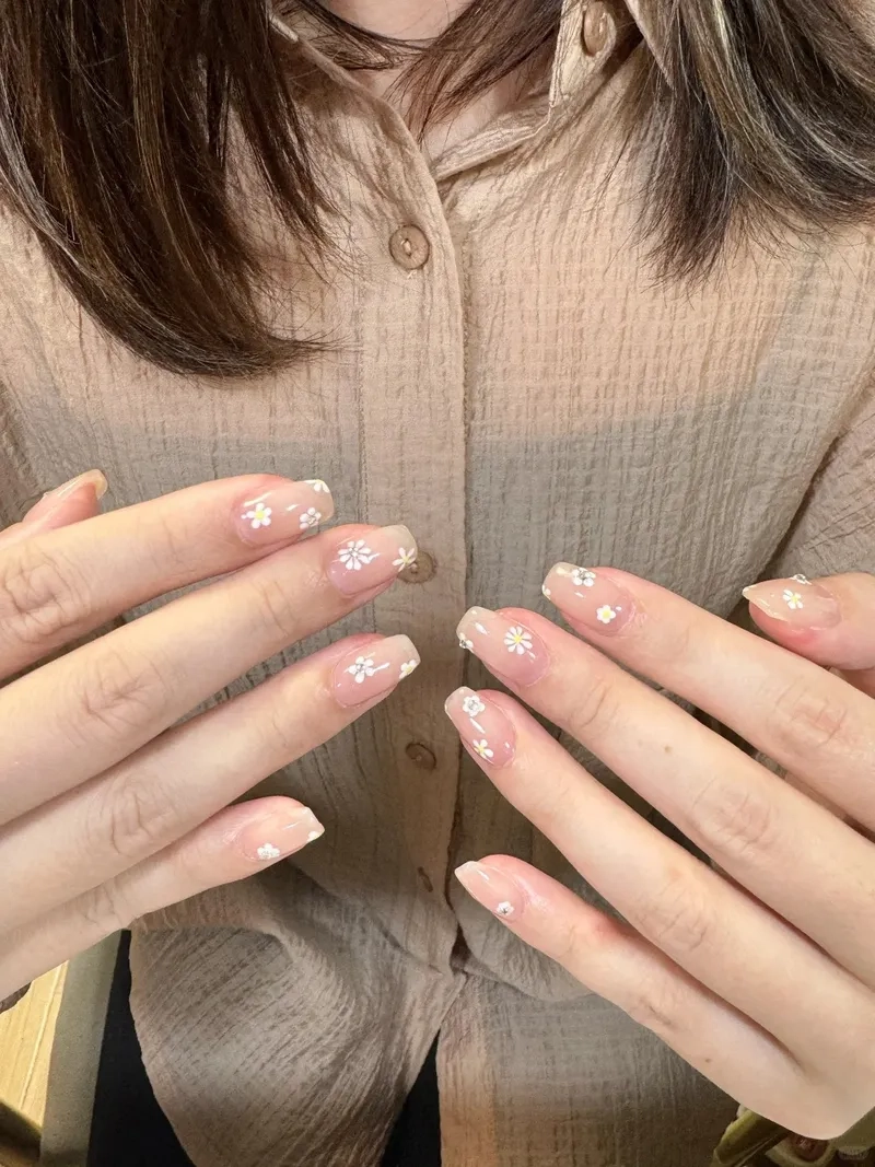 Thanh lịch cùng hoa cúc nail tươi mới