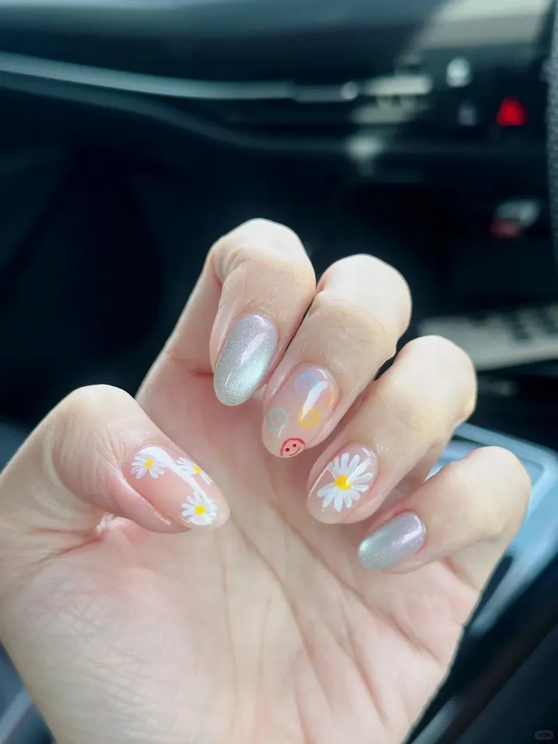 Trẻ trung nữ tính với mẫu nail hoa cúc họa mi