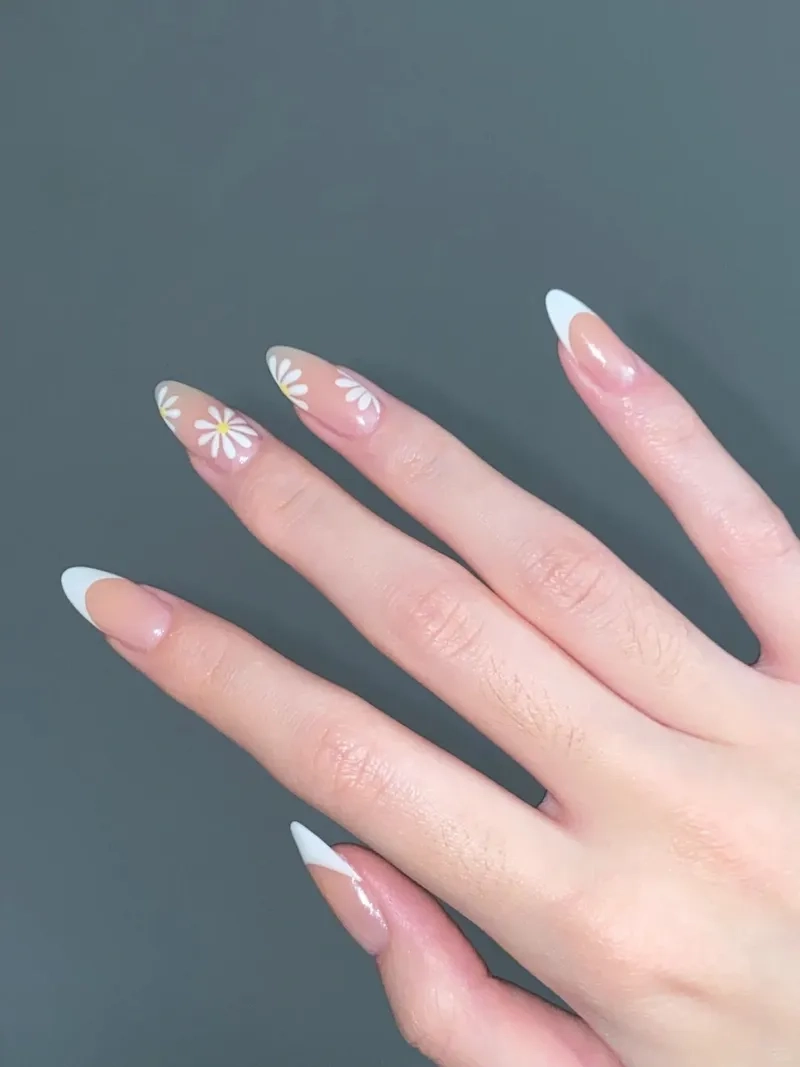 Cuốn hút mọi ánh nhìn nhờ mẫu nail hoa cúc đẹp