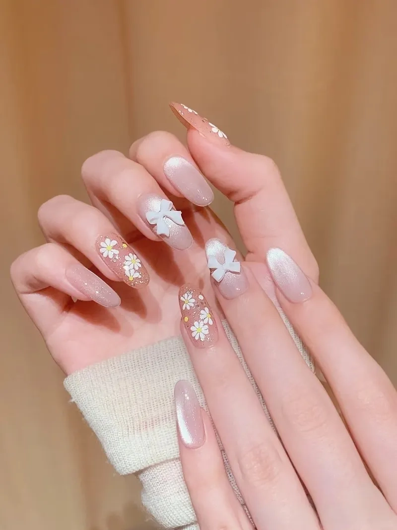 Xinh yêu với nail hình hoa cúc dễ thương