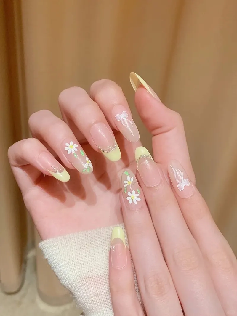 Dịu dàng trẻ trung cùng hoa nhí nail ngọt ngào