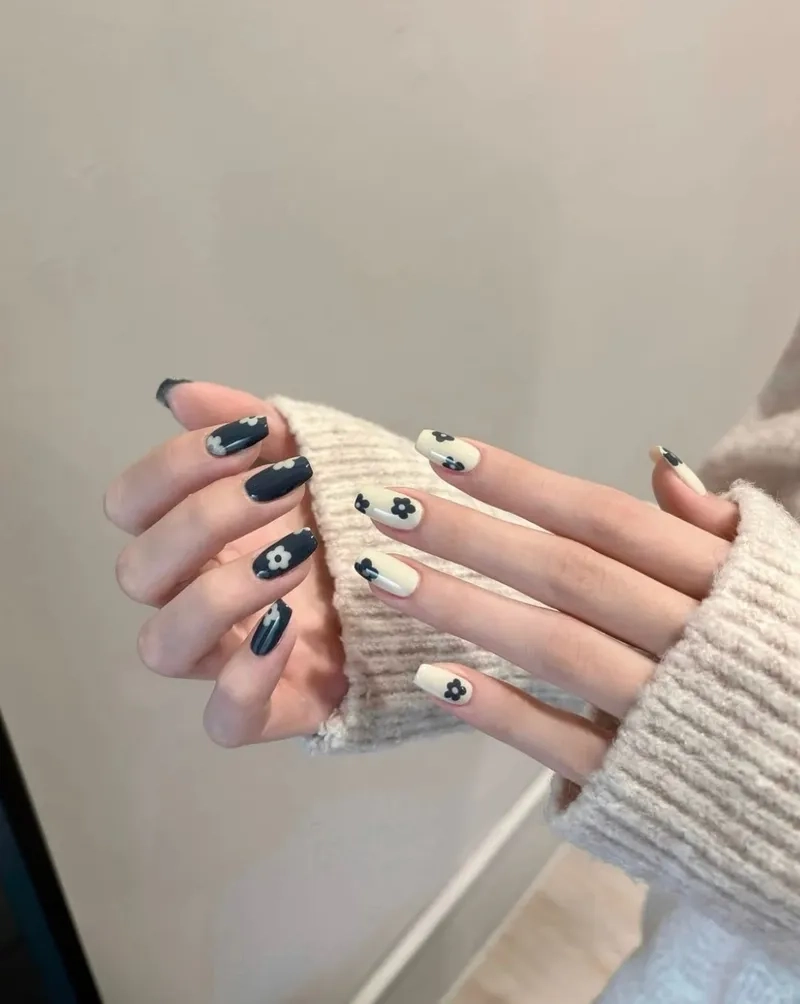 Nữ tính và thu hút cùng mẫu móng tay hoa nhí