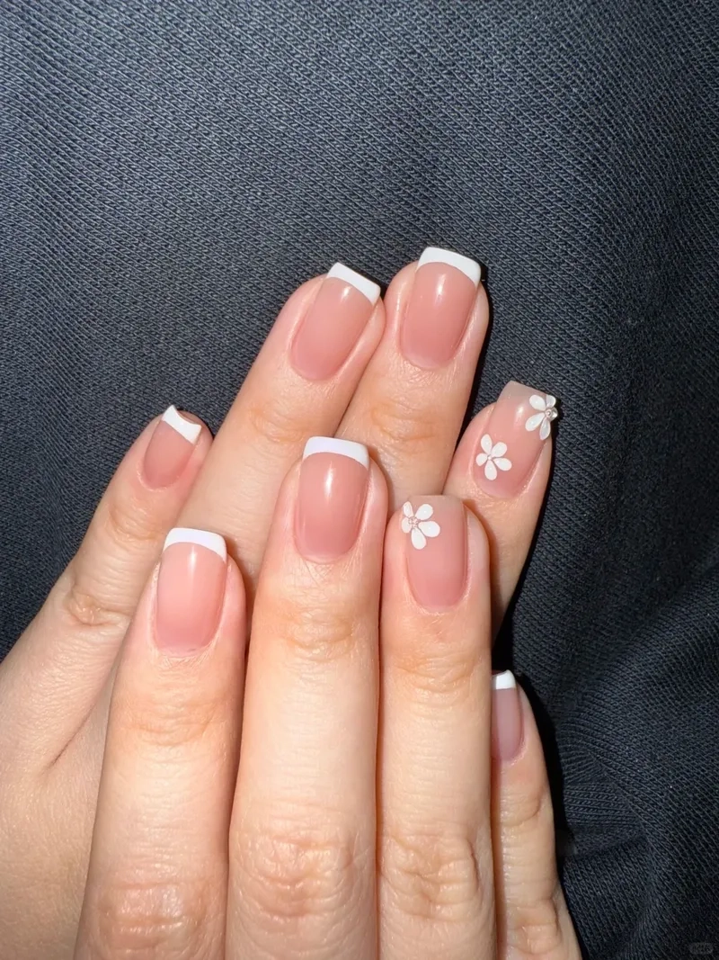 Xinh xắn với mẫu nail hoa nhí ngọt ngào