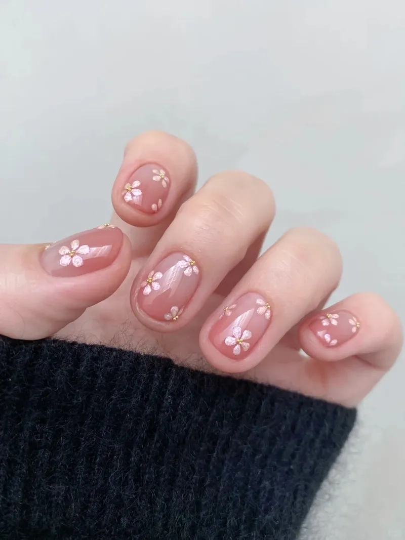 Tinh tế và duyên dáng với nail gắn hoa nhí nhỏ xinh