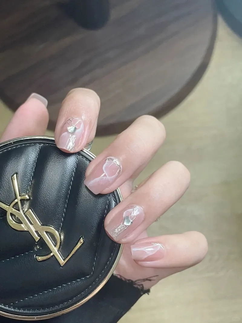 Đẹp cuốn hút với màu móng loang thời thượng