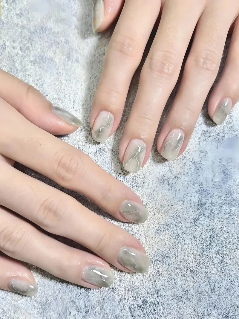 Đậm chất nghệ thuật qua móng loang màu ấn tượng