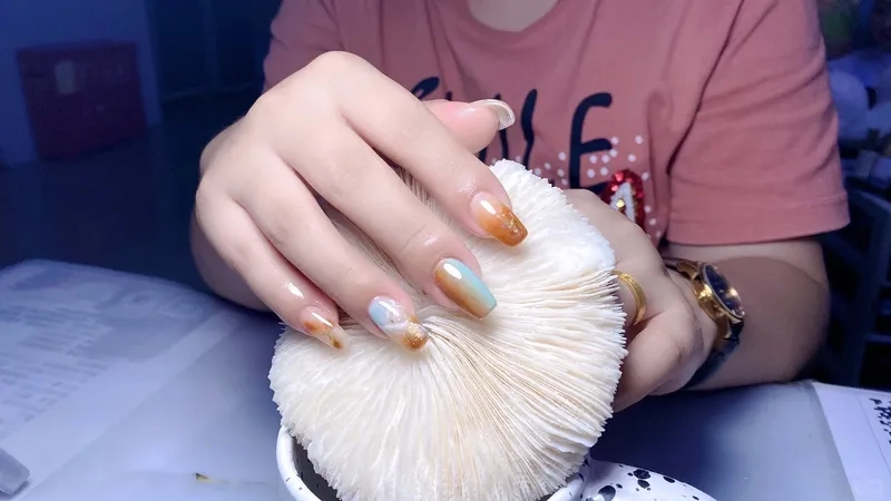 Đẹp mê hoặc cùng nail màu loang đẹp