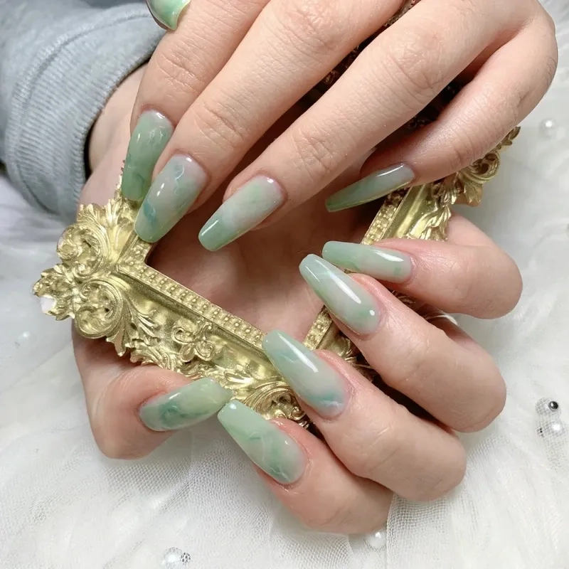 Đậm chất nghệ thuật qua sơn móng loang mới mẻ