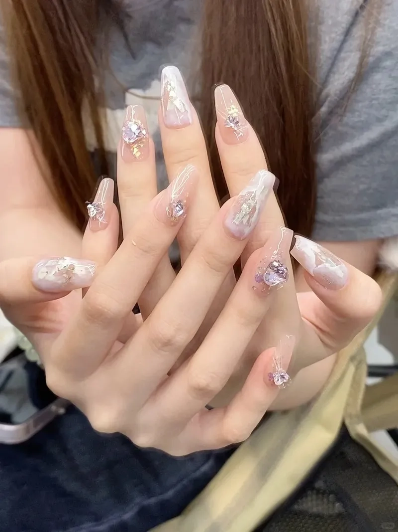 Thêm phần quyến rũ với sơn móng tay màu loang