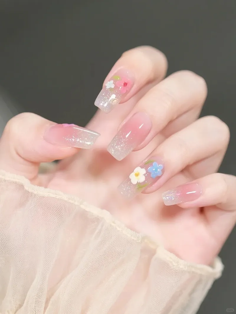 Tỏa sáng dịu dàng cùng nails màu hồng thạch bắt mắt