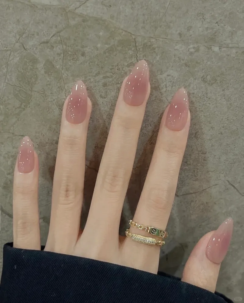 Thanh lịch với móng màu hồng thạch nổi bật trong mọi dịp