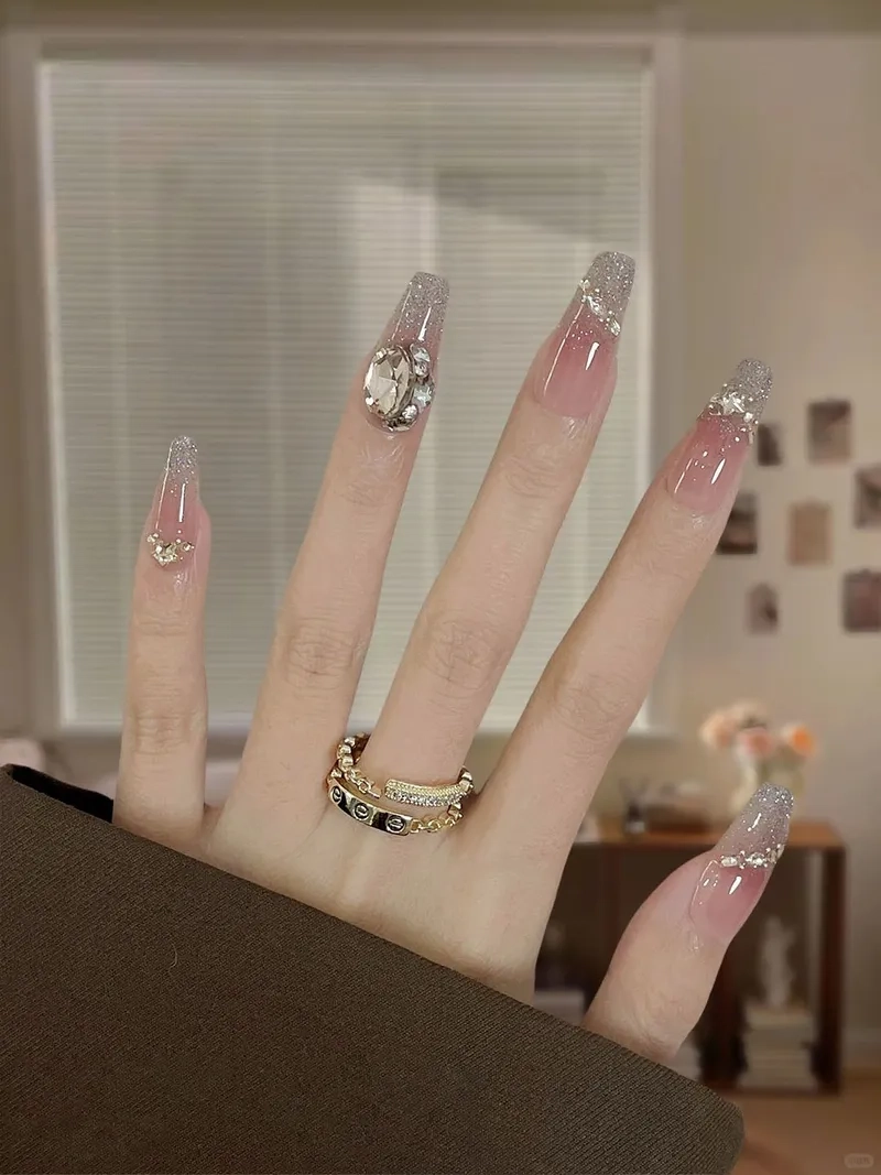 Móng tay cuốn hút với sắc móng tay màu hồng thạch lôi cuốn