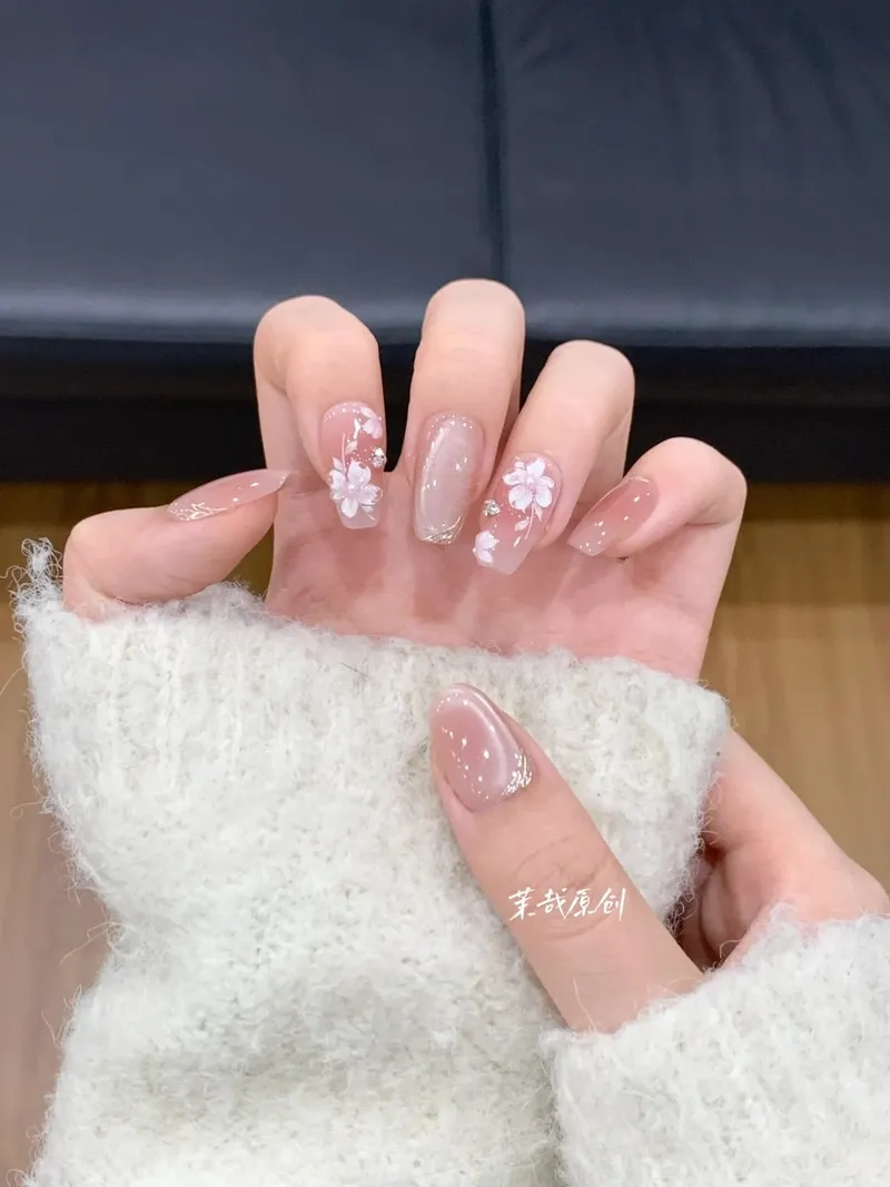 Bừng sáng bàn tay với mẫu móng hồng thạch ấn tượng