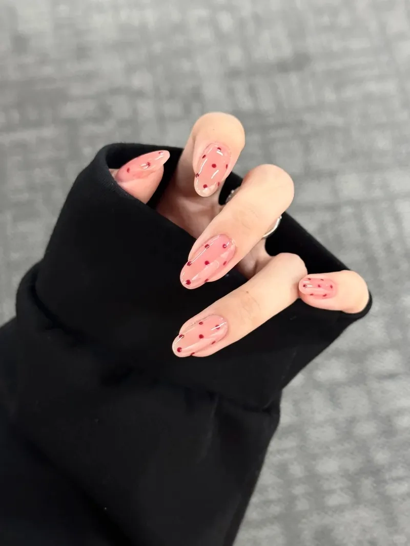 Phong cách hoàn hảo cùng mẫu móng tay màu hồng thạch tinh tế