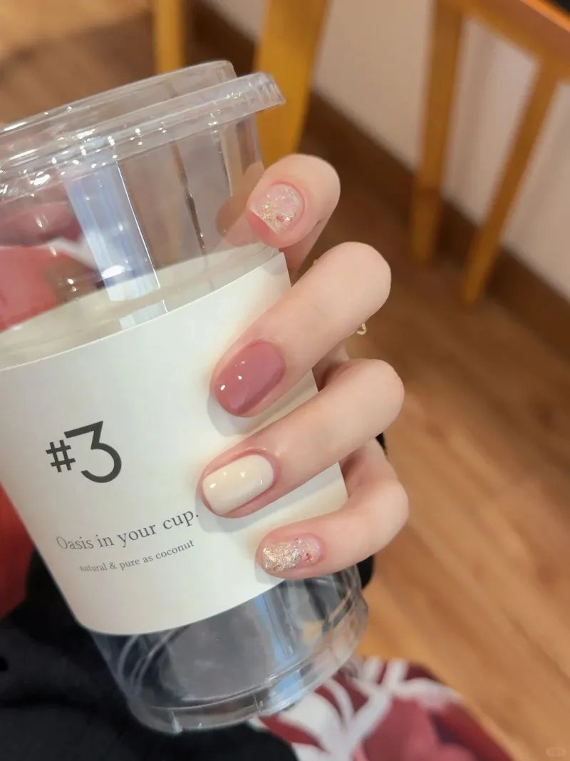 Đơn giản nhưng không kém phần sang trọng cùng mẫu nail màu hồng thạch