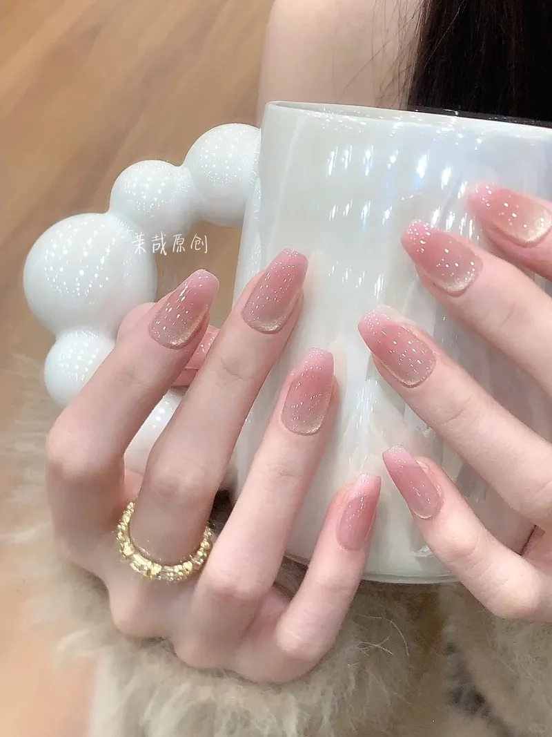 Tỏa sáng dịu dàng với mẫu nail sơn thạch hồng thu hút mọi ánh nhìn