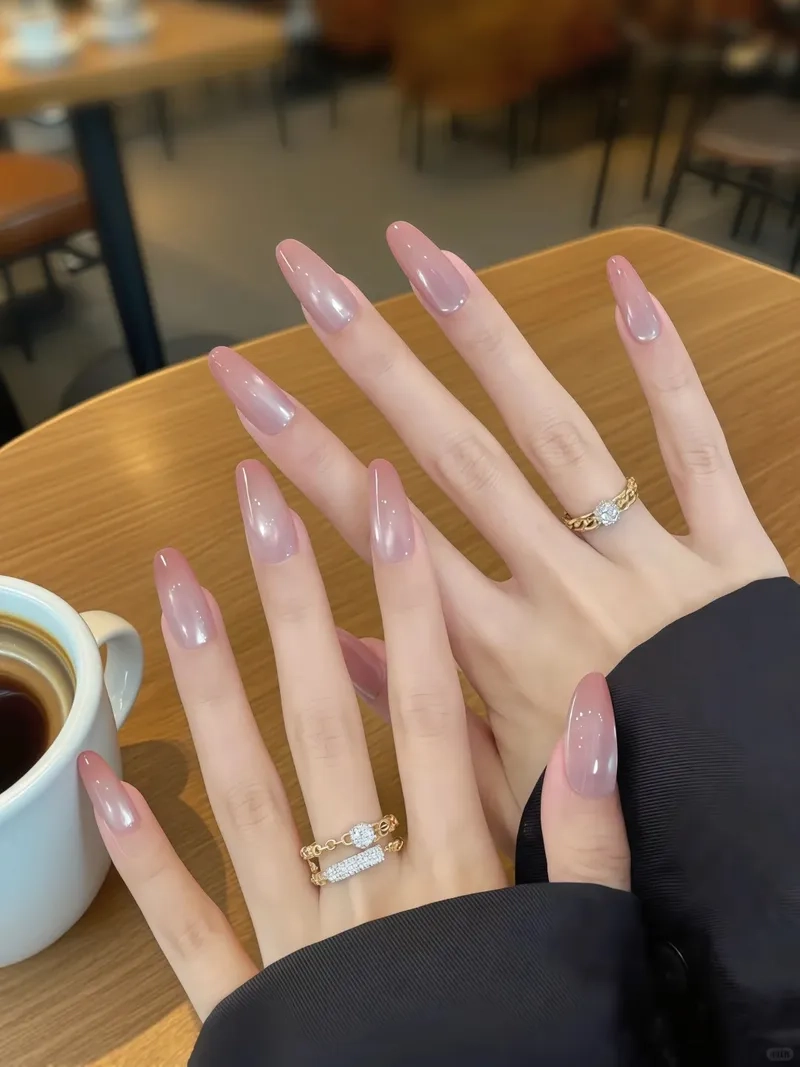 Khám phá vẻ đẹp độc đáo của những mẫu nail màu hồng thạch