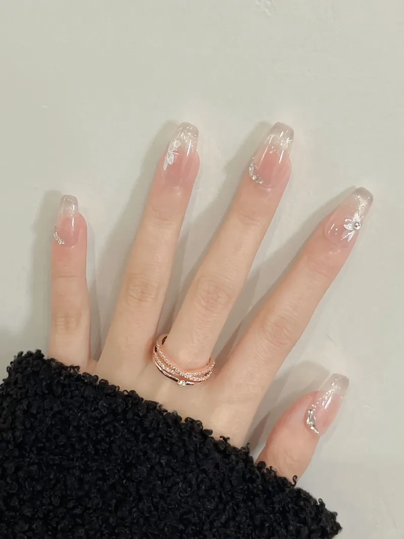 Dịu dàng và nổi bật với sơn móng tay màu thạch hồng