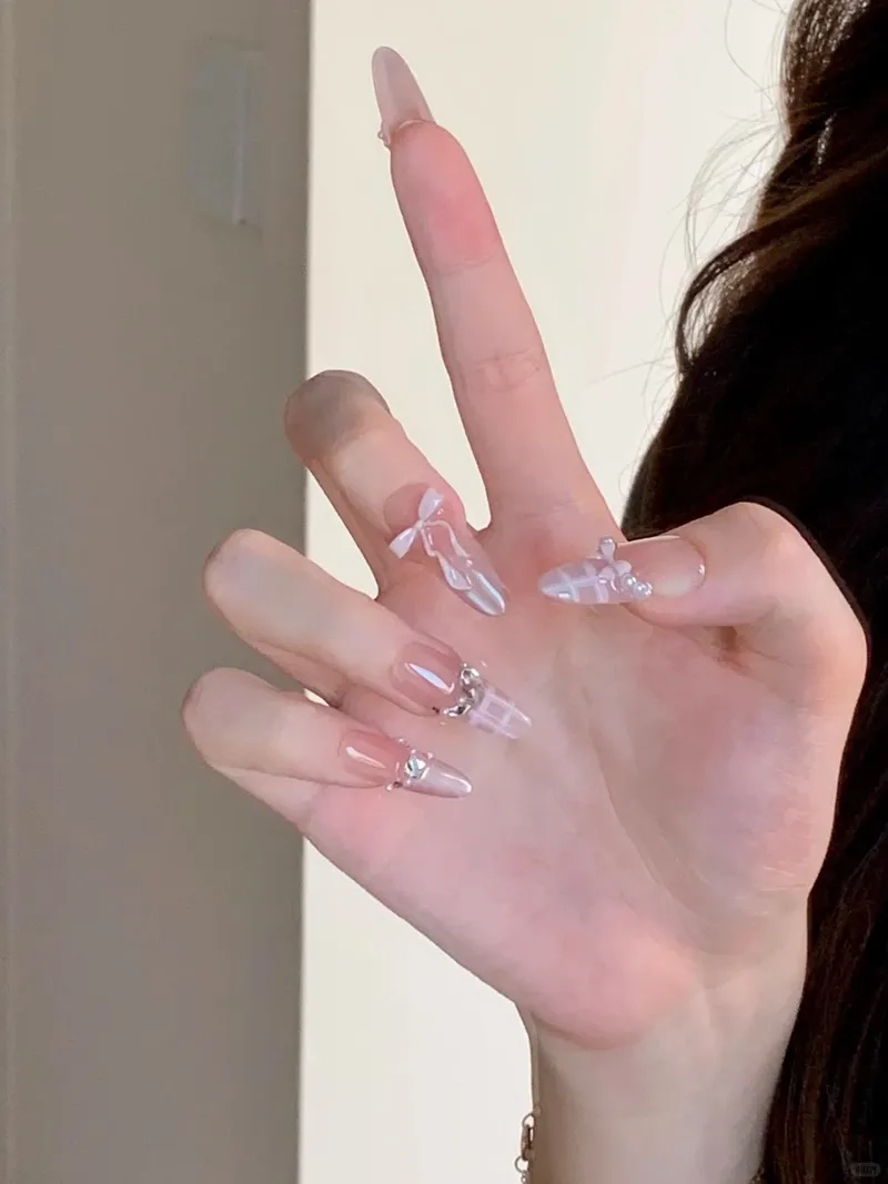 Tỏa sáng và sang trọng cùng màu móng hồng thạch thời thượng