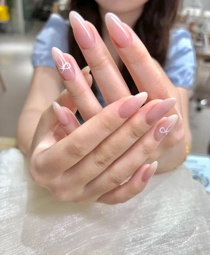 Tối giản nhưng vẫn nổi bật với màu sơn móng tay màu nude