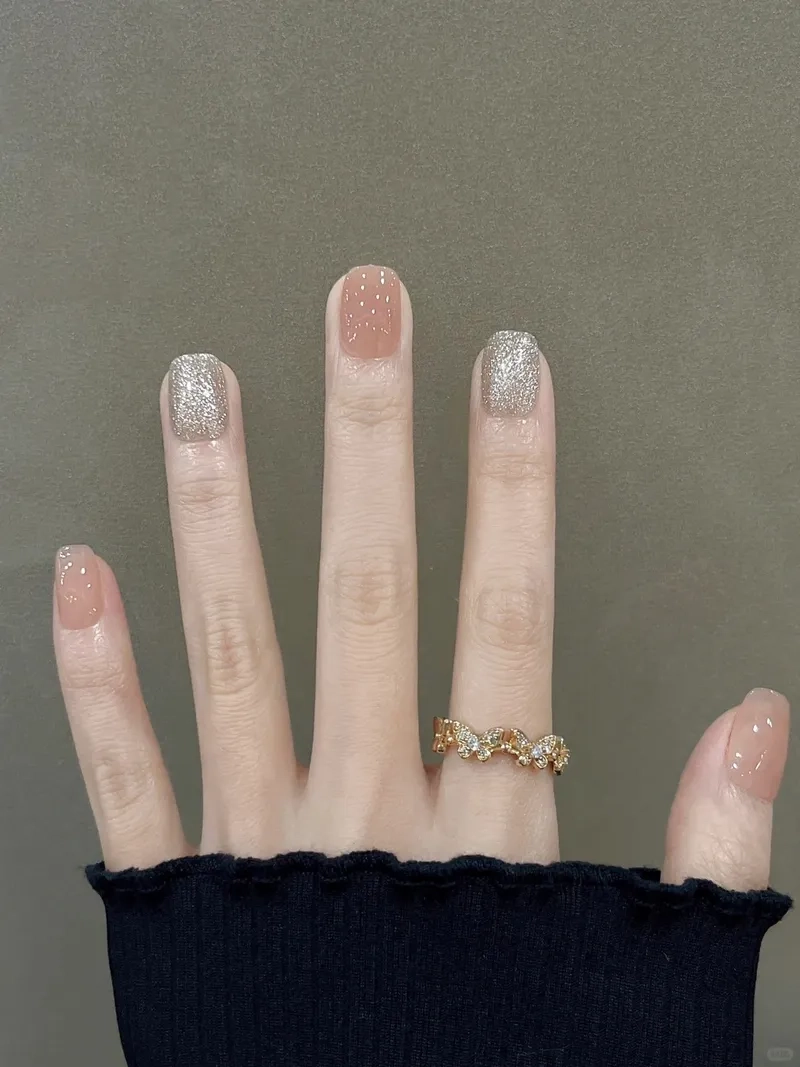 Cô nàng theo đuổi phong cách nhẹ nhàng chọn móng màu nude đẹp