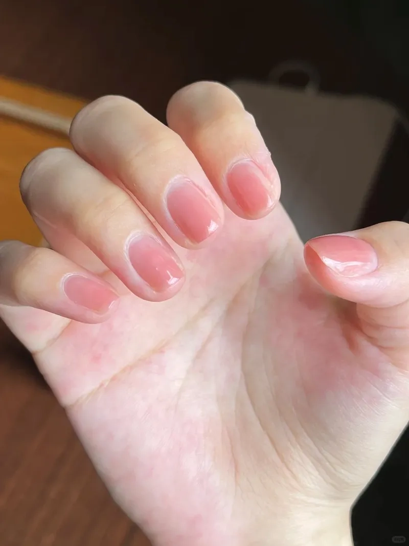 Thanh lịch vượt thời gian với móng tay nude