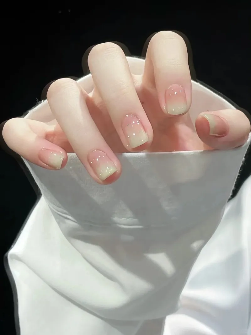 Gây ấn tượng nhẹ nhàng với móng tay đẹp màu nude