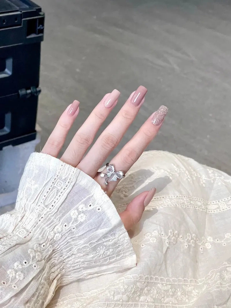 Không thể bỏ qua mẫu nail đơn giản màu nude cho nàng dịu dàng