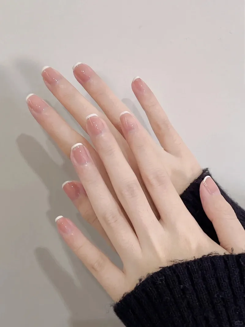 Phong cách thanh lịch cùng nail màu nude đơn giản