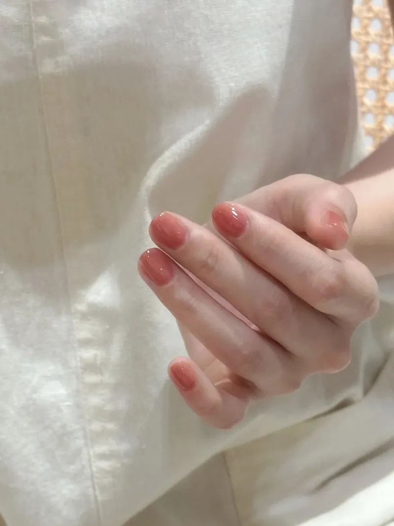 Tinh giản nhưng không nhạt nhòa với nail tay màu nude