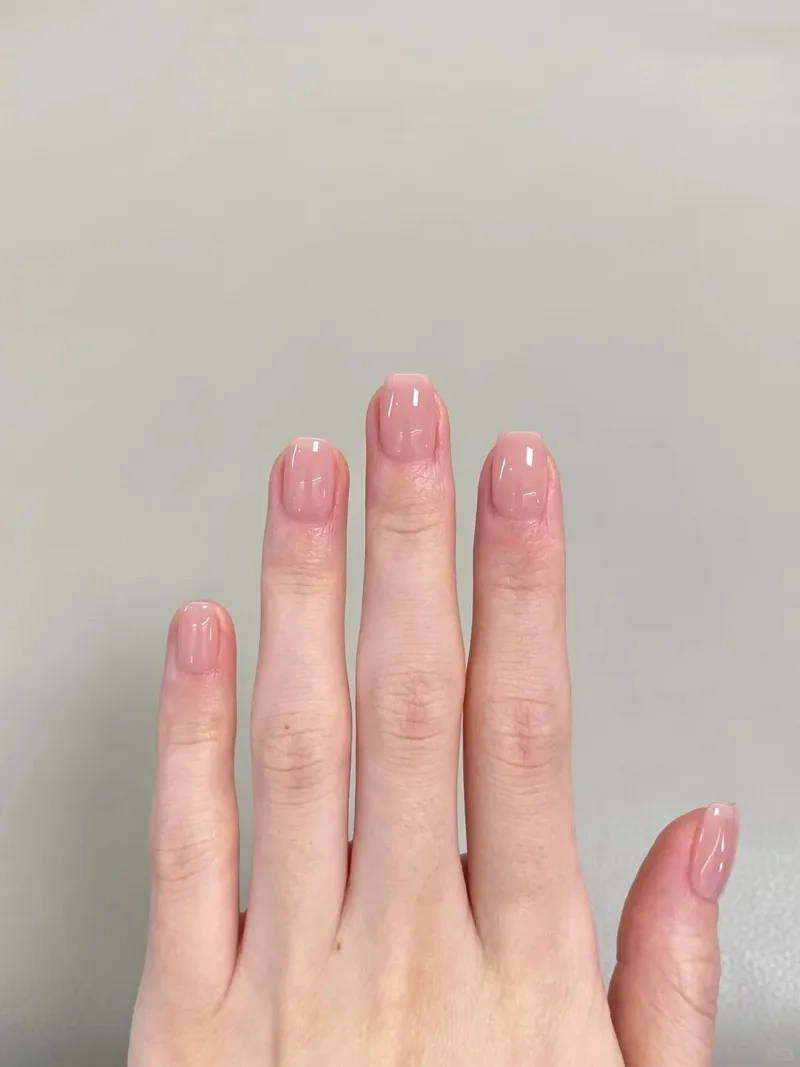 Nữ tính hơn nhờ những kiểu nail xinh màu nude