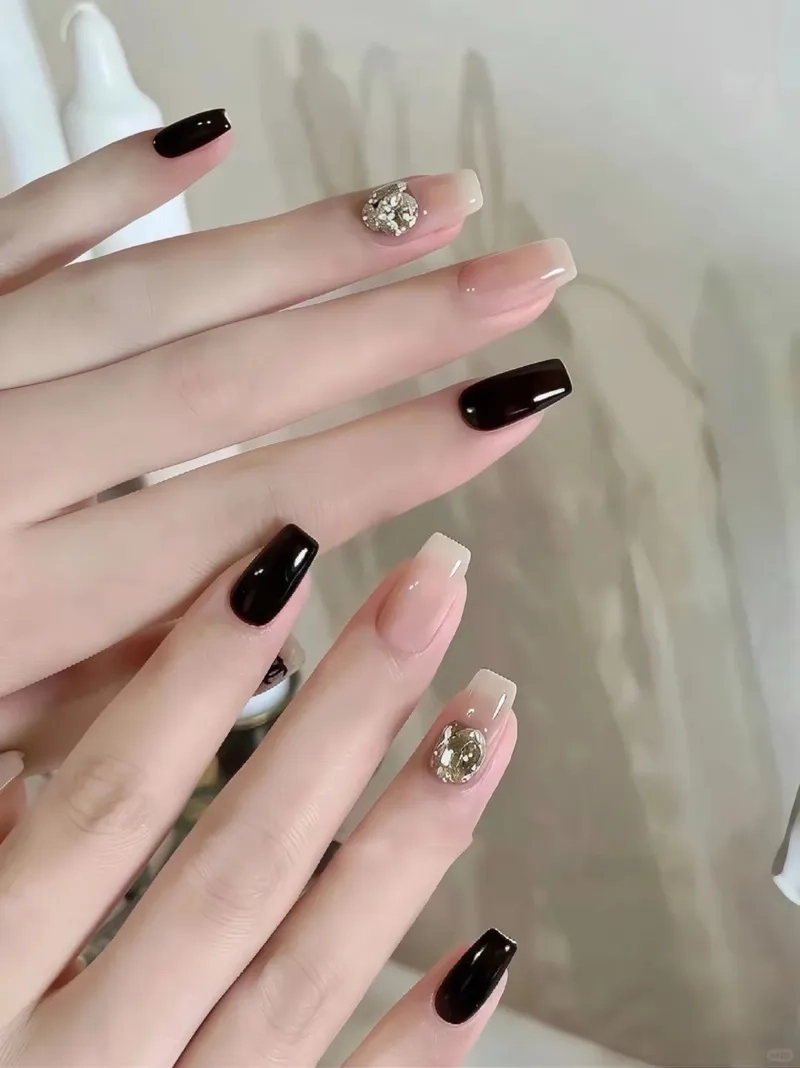 Thể hiện cá tính riêng với bộ sưu tập mẫu móng vuông ấn tượng